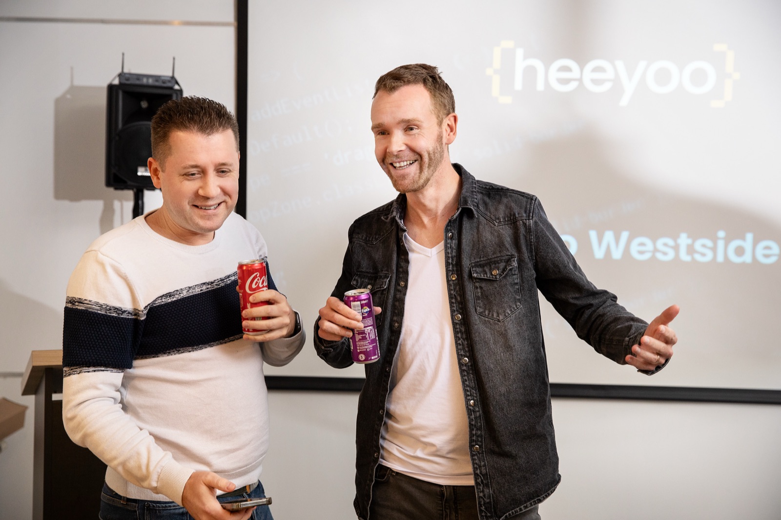 Heeyoo-collega's met elkaar in gesprek