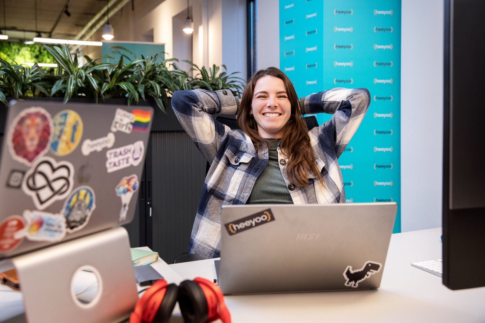 Heeyoo-collega lachend achter haar laptop