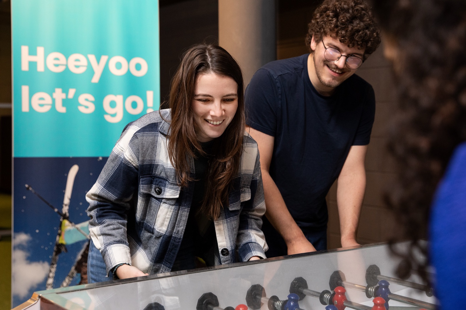 Heeyoo-collega's bij de tafelvoetbal