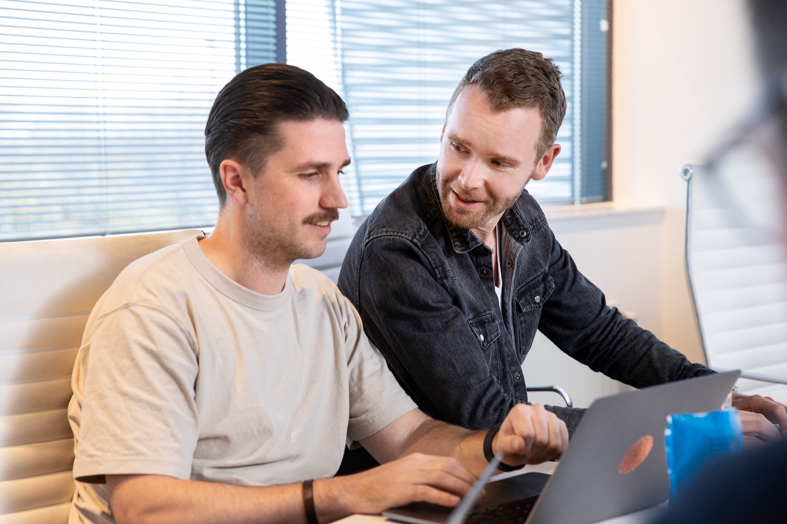 Twee Heeyoo-collega's samen aan het werk