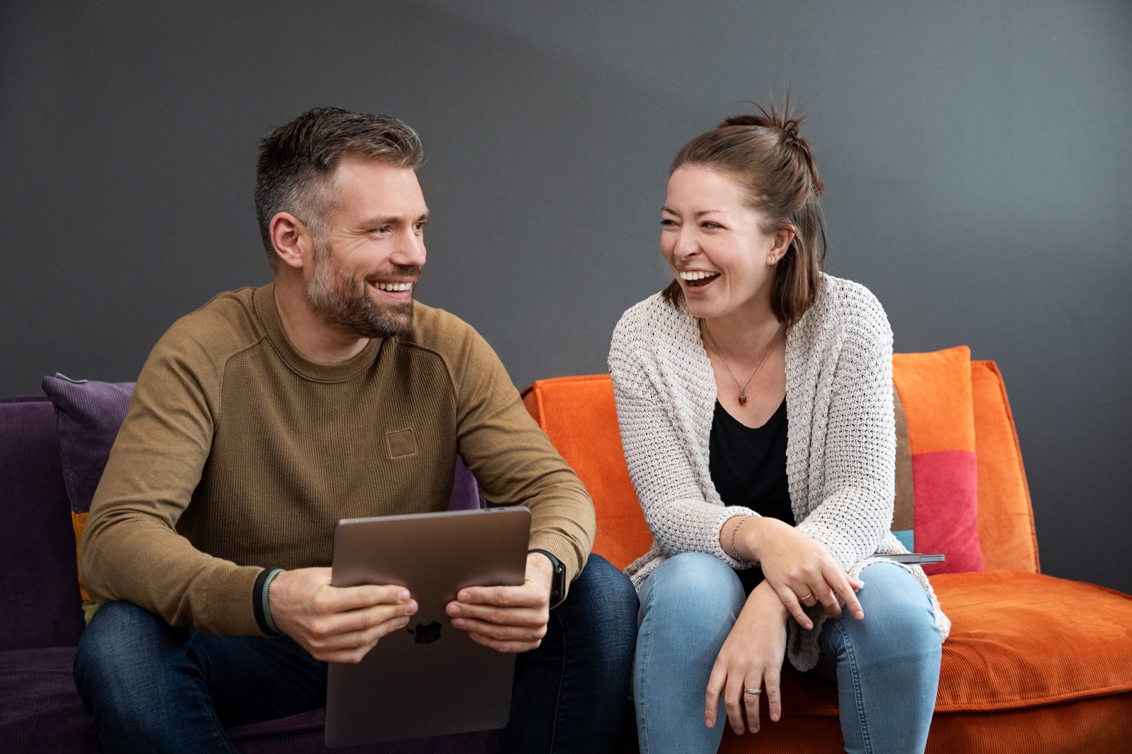 Heeyoo-collega's met plezier in overleg